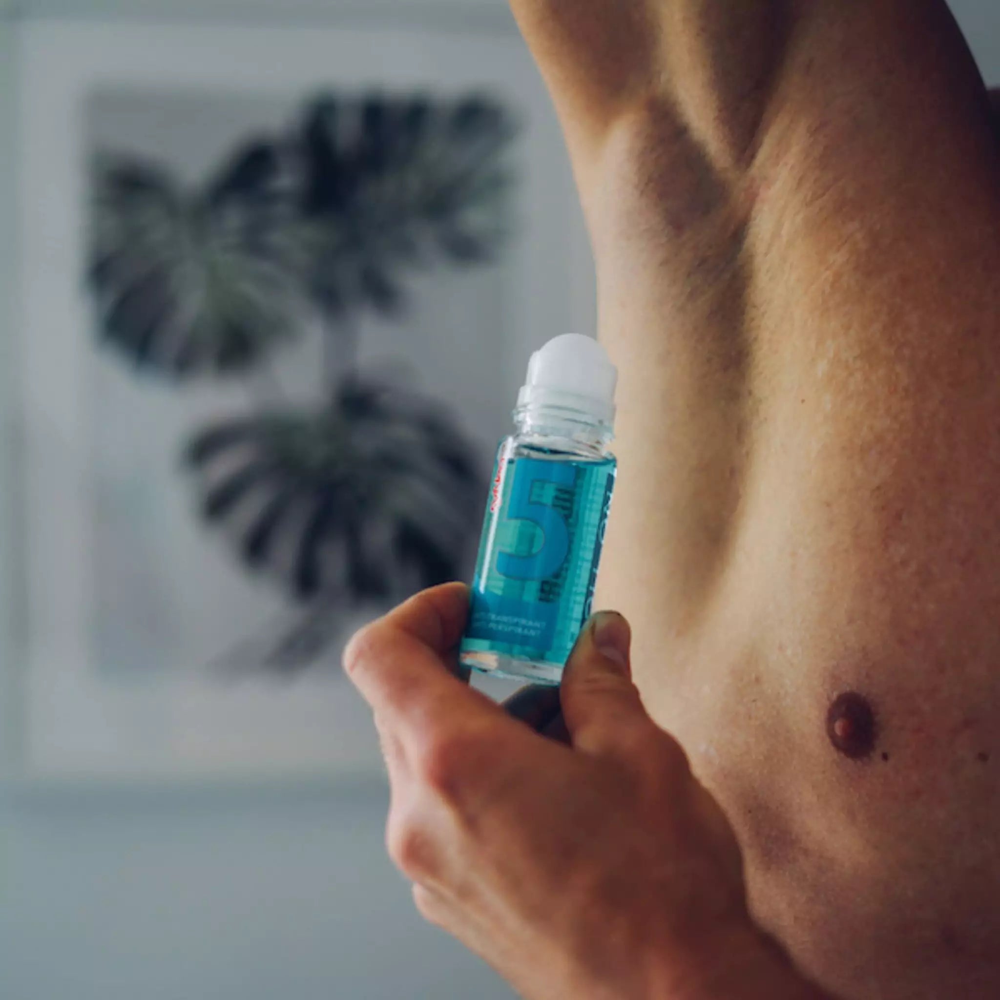 Close-up van een oksel waarop Syneo zweetremmer is aangebracht